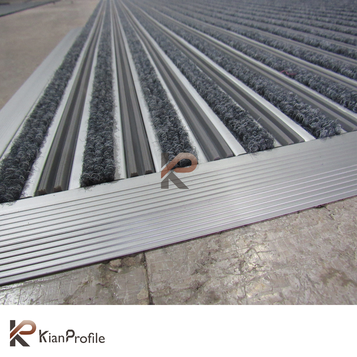 پادری آلومینیومی یک سانتی کد D150 با رویه PVC و موکت