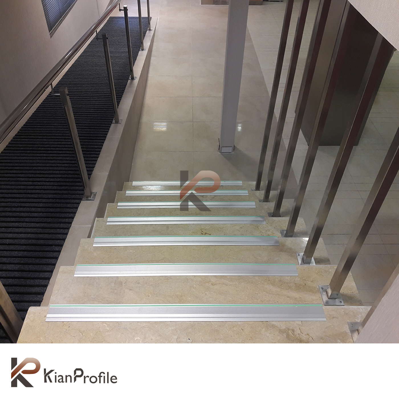 ترمز پله آلومینیومی ساده نبشی شب تاب دار کد T3