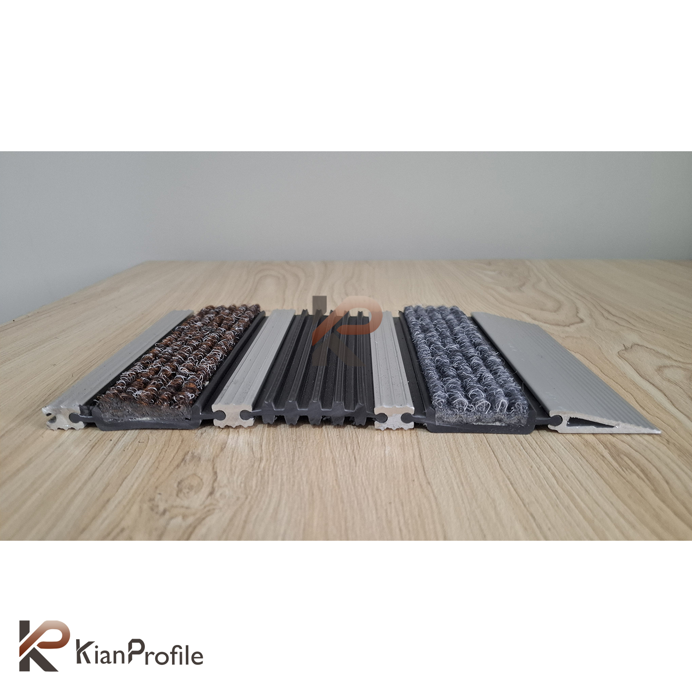 پادری آلومینیومی یک سانتی کد D450 با رویه PVC و موکت